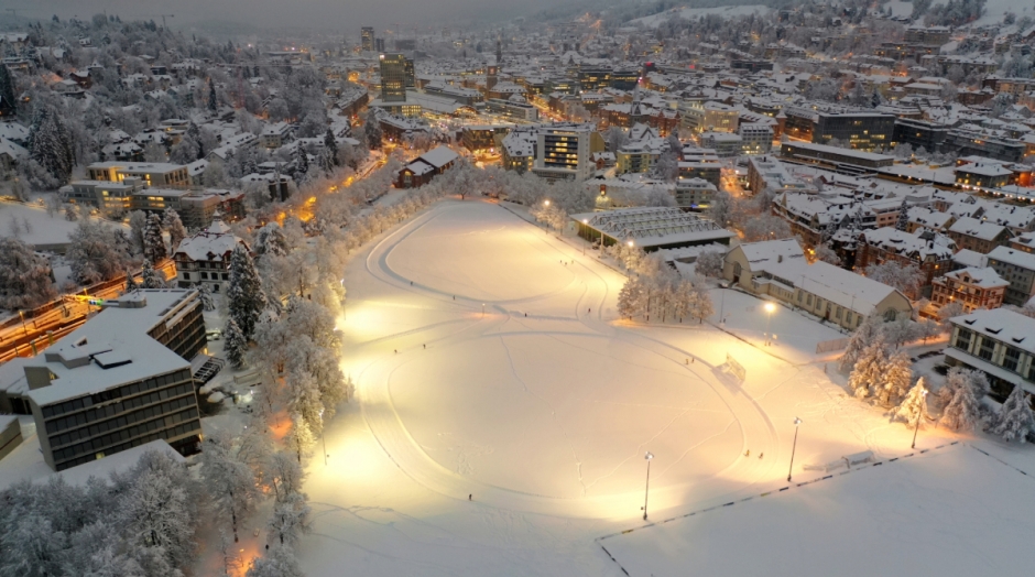 Luftbild der Loipe auf der Kreuzbleiche in der Nacht.